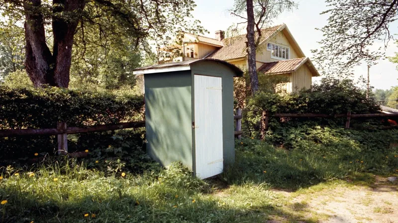 As a teenager, Ingvar Kamprad ran his company from home in Elmtaryd. In a small shed he kept packages that were to be picked up by the milk-collecting lorry in the morning.